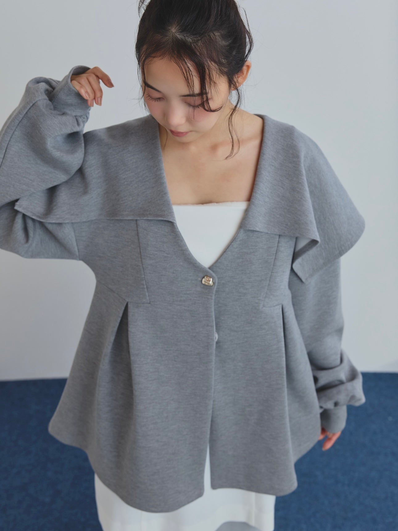 Andequal カラーデザインペプラムトップス　グレー big collar peplum sweat – andequal
