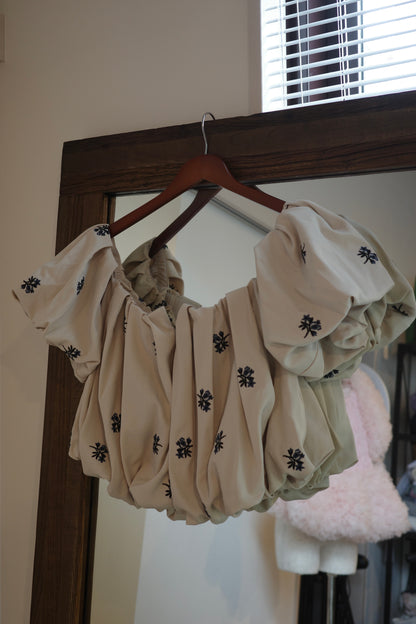 embroidery off shoulder blouse［7月下旬から8月上旬お届け］